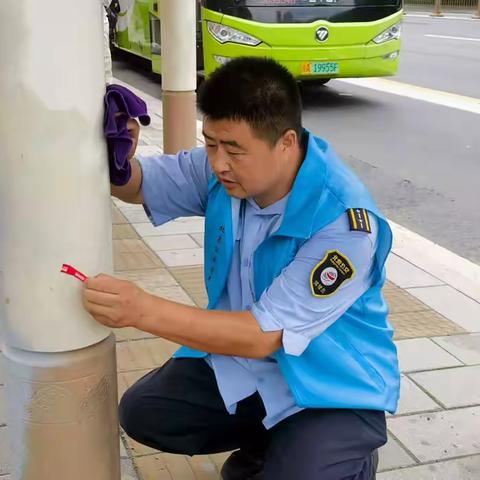 擦亮公交窗口 绽放青春风采——客五分公司第五车队团支部开展国贸地区站台清洁活动