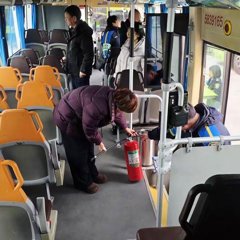 “安全意识记心间,筑牢生产防护线”——第五车队工会组织开展职工代表年底安全生产大检查工作