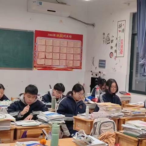 2304班校园生活 晨光里的书桌