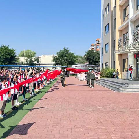 “给自己一个充实的暑假” ——铁新里小学主题升旗仪式