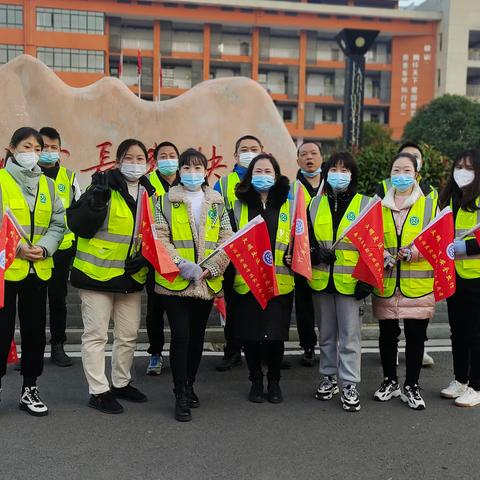 1704家长志愿者，为孩子保驾护航——南洞庭校门口一道亮丽的风景线