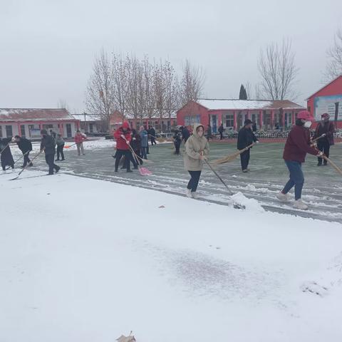 郑路镇武集小学打扫校园积雪