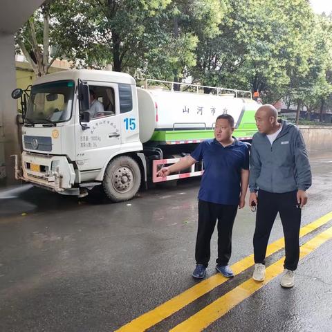 「争风夺秒」雨后清淤在行动 保障市民安全出行