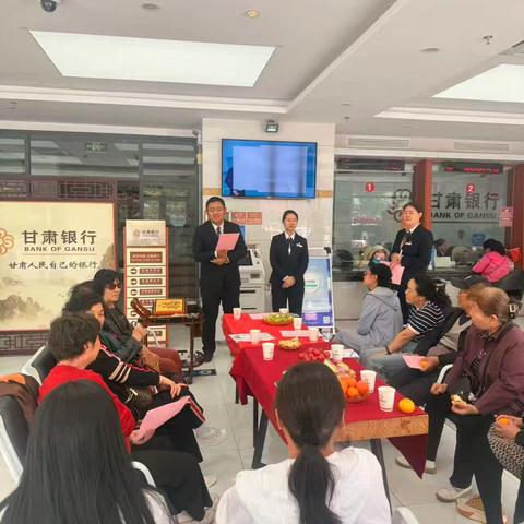 酒泉解放北路支行开展“月满华诞，温情相伴”客户答谢活动