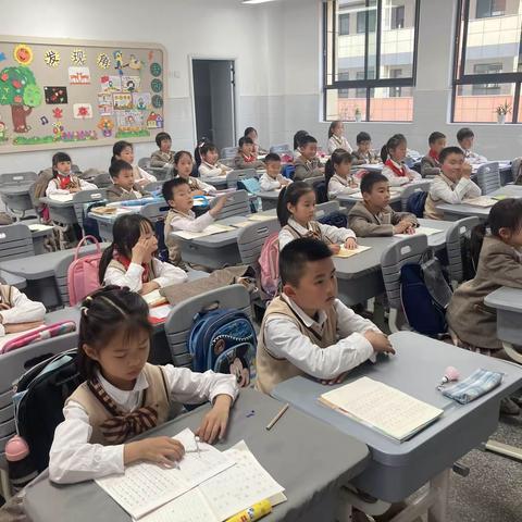 仰天湖实验小学硬笔书法社团课