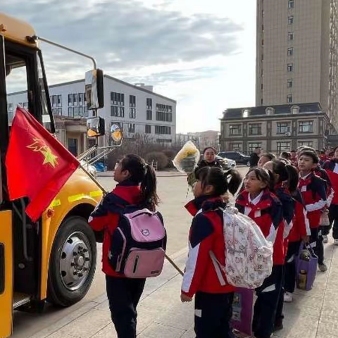 第一小学四年五班“清明祭英烈，我辈当自强”清明节祭扫烈士陵园主题活动