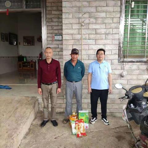 临高县市场监督管理局在春节前到兰罗村开展困难群众慰问工作