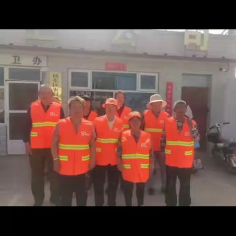 "衣如既往，砥砺前行"—军创环卫为一线员工发放夏季工装