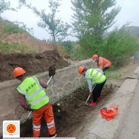 【公路养护进行时】组织人员进行边沟清理集中整治活动