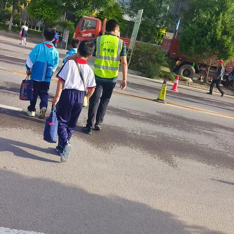 【高新区第十三小学三年级四班晨曦中队】“用心护学、用爱站岗”