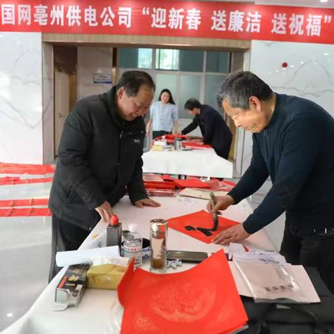 红纸翰墨送祝福  挥毫赠联迎新春