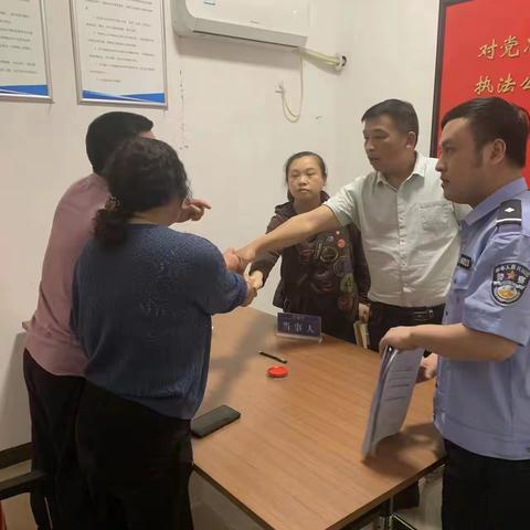 【三大专项行动】停车起冲突，警察来化解