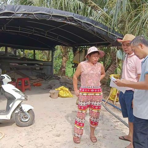 东阁镇宝芳村在“泰利”台风来临前，积极督促养殖户做好生猪沼液抽运工作，切实巩固“六水共治”