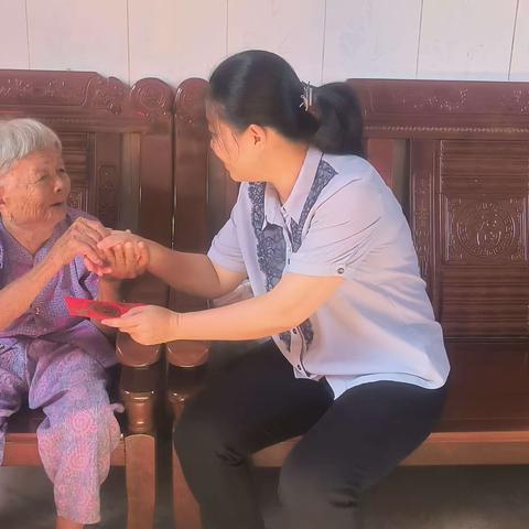 东阁镇开展“八一”前夕慰问困难优抚、退役军人活动