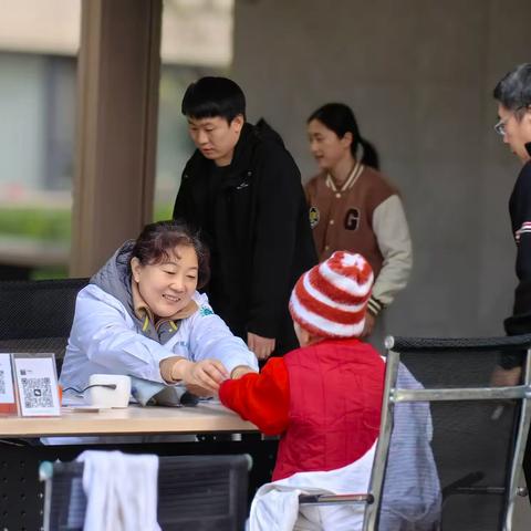 党建引领“物业+” 义诊服务在楼下 ——甸柳第一社区、翰林府物业携手名鲁中医院开展健康义诊活动