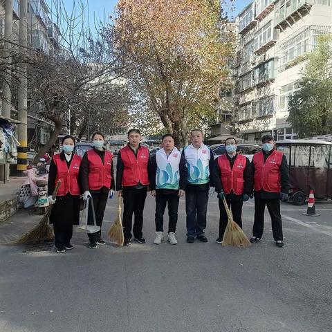 “双报到”党员先锋行 社区卫生焕新颜