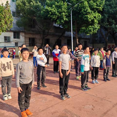 田径场上，奋力拼搏 （五年级田径）美篇