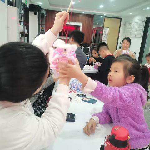 醒狮迎俊马 亲子接新年