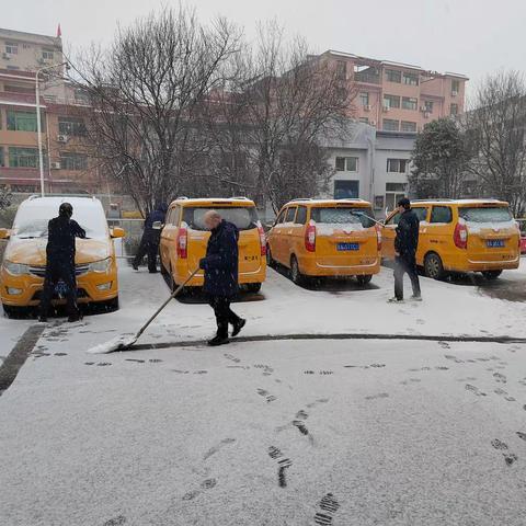 保供人清晨大雪下最美的背影