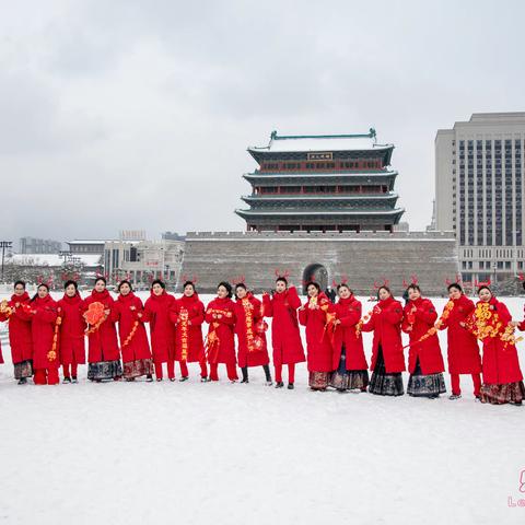 三晋龙城降瑞雪  传旗佳人献祝福