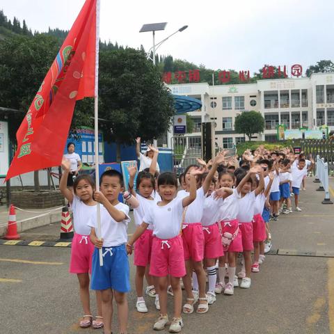 郑屯镇中心幼儿园参观小学活动-“参观小学初体验，幼小衔接零距离”