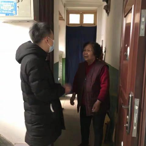 走访独居老人温暖传递人心