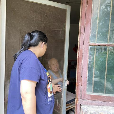 和南社区开展“关爱孤寡老弱‘敲门’行，我们在路上”