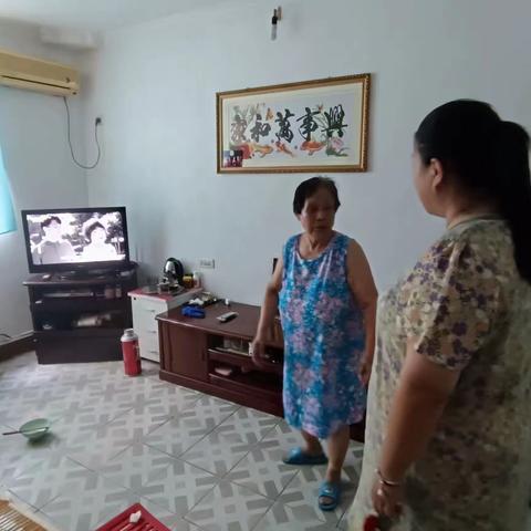 走访独居老人，传递夏日温情
