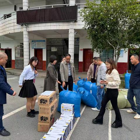 冬日“火苗”   情暖校园——记车江联合学校铁市小学爱心捐赠活动