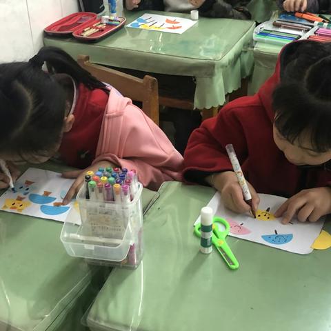 【双减课程】巧手妙思剪贴画  创意满满笑如花——柳州市岩村路小学一年级剪贴画社团