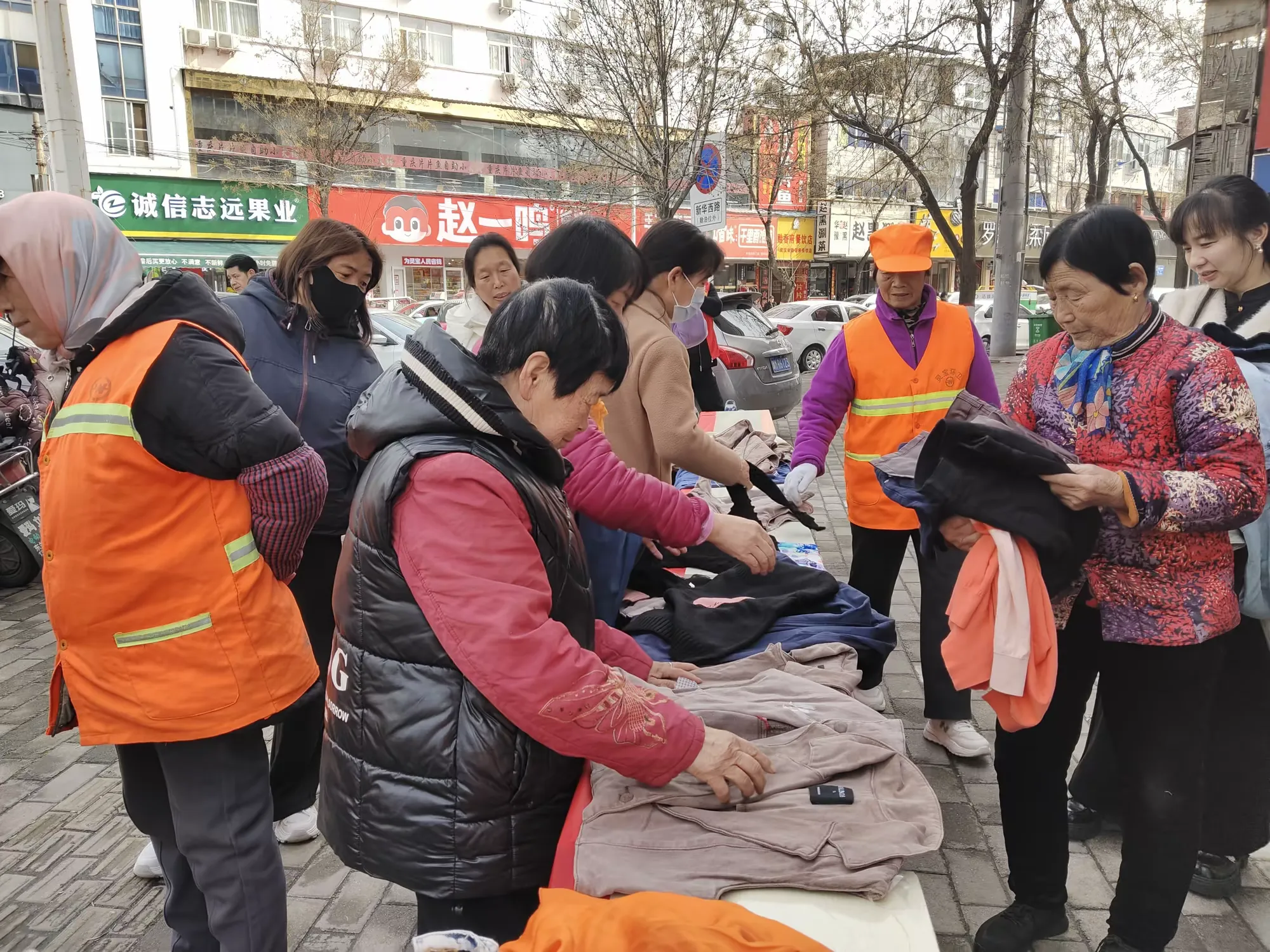 简篇-衣旧情深 温暖同行——涧西区桃林社区开展关爱环卫工人暨困难群众文明实践活动