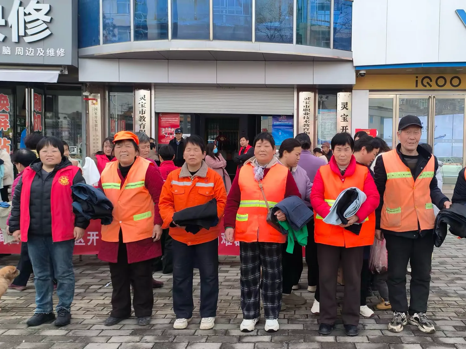 简篇-衣旧情深 温暖同行——涧西区桃林社区开展关爱环卫工人暨困难群众文明实践活动