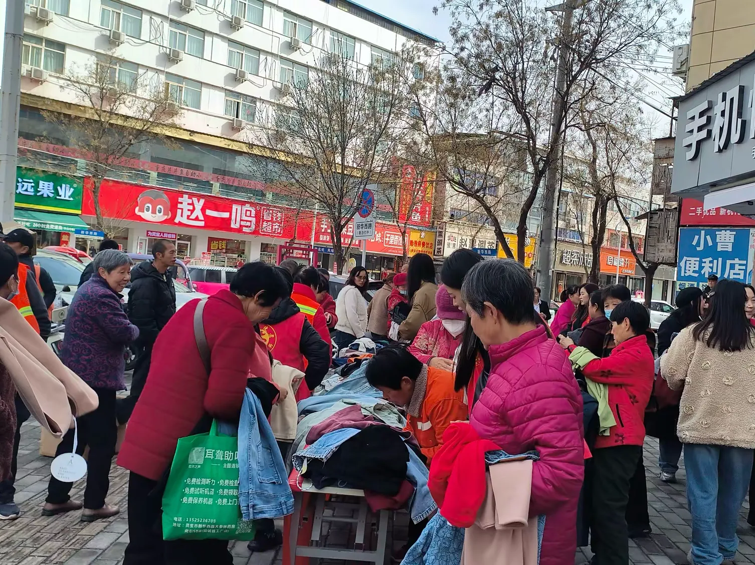 简篇-衣旧情深 温暖同行——涧西区桃林社区开展关爱环卫工人暨困难群众文明实践活动