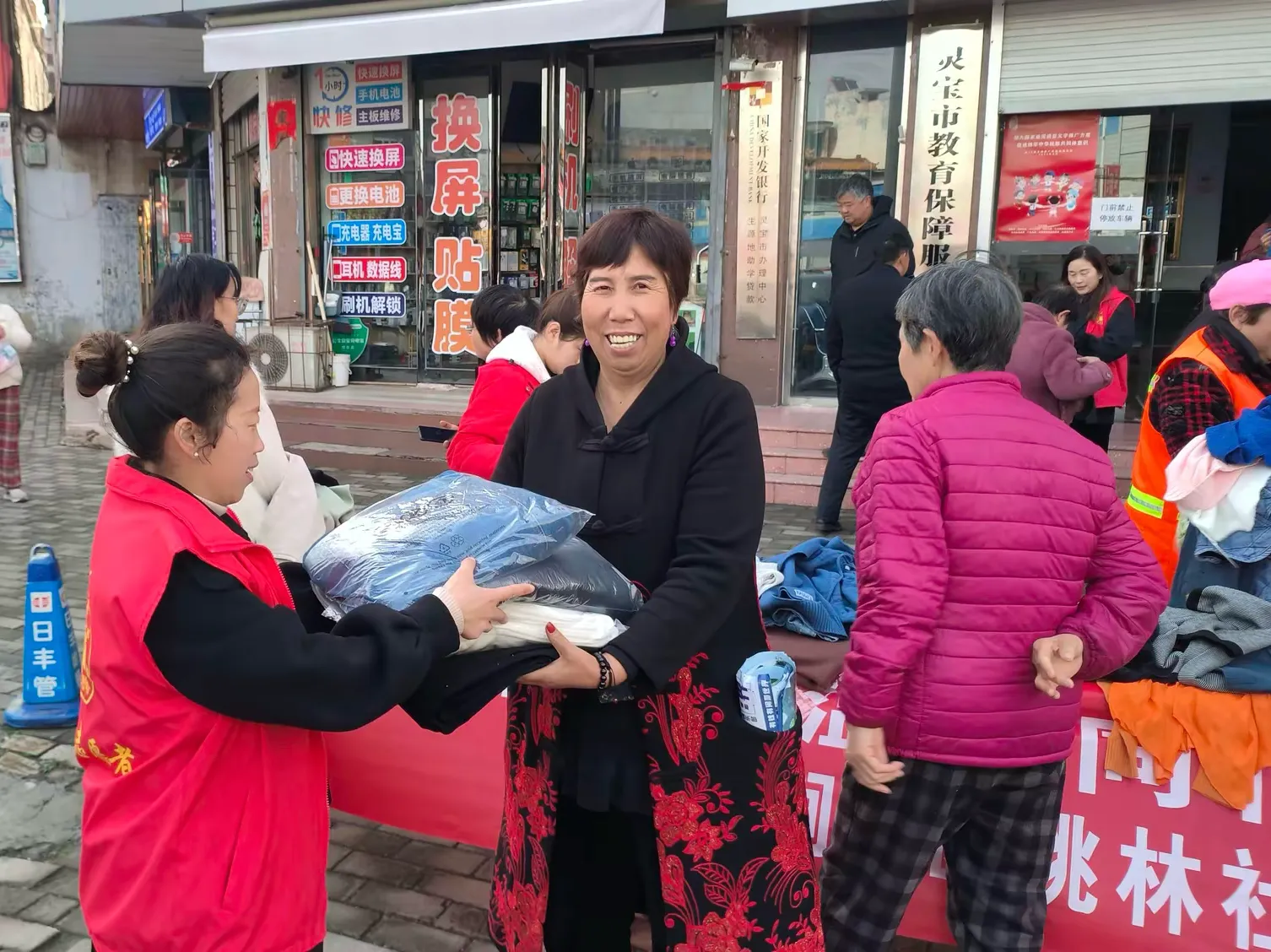 简篇-衣旧情深 温暖同行——涧西区桃林社区开展关爱环卫工人暨困难群众文明实践活动