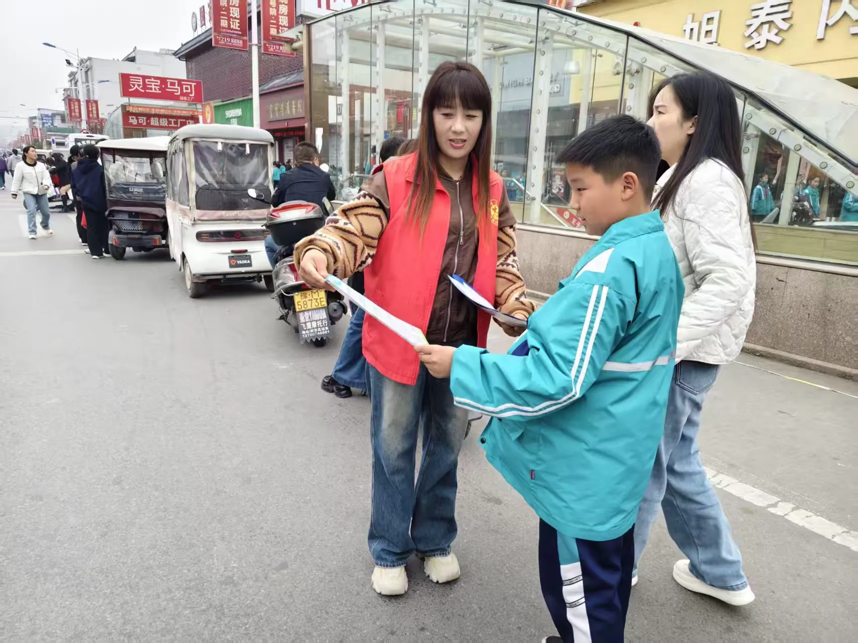 简篇-关爱未成年人 护航健康成长 ——涧西区康乐社区开展“护苗”宣传活动