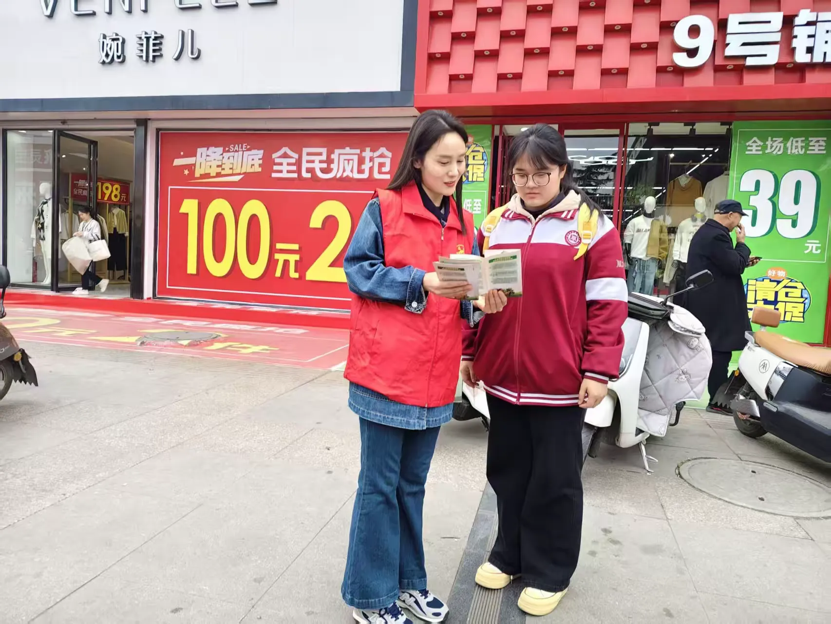 简篇-关爱未成年人 护航健康成长 ——涧西区康乐社区开展“护苗”宣传活动