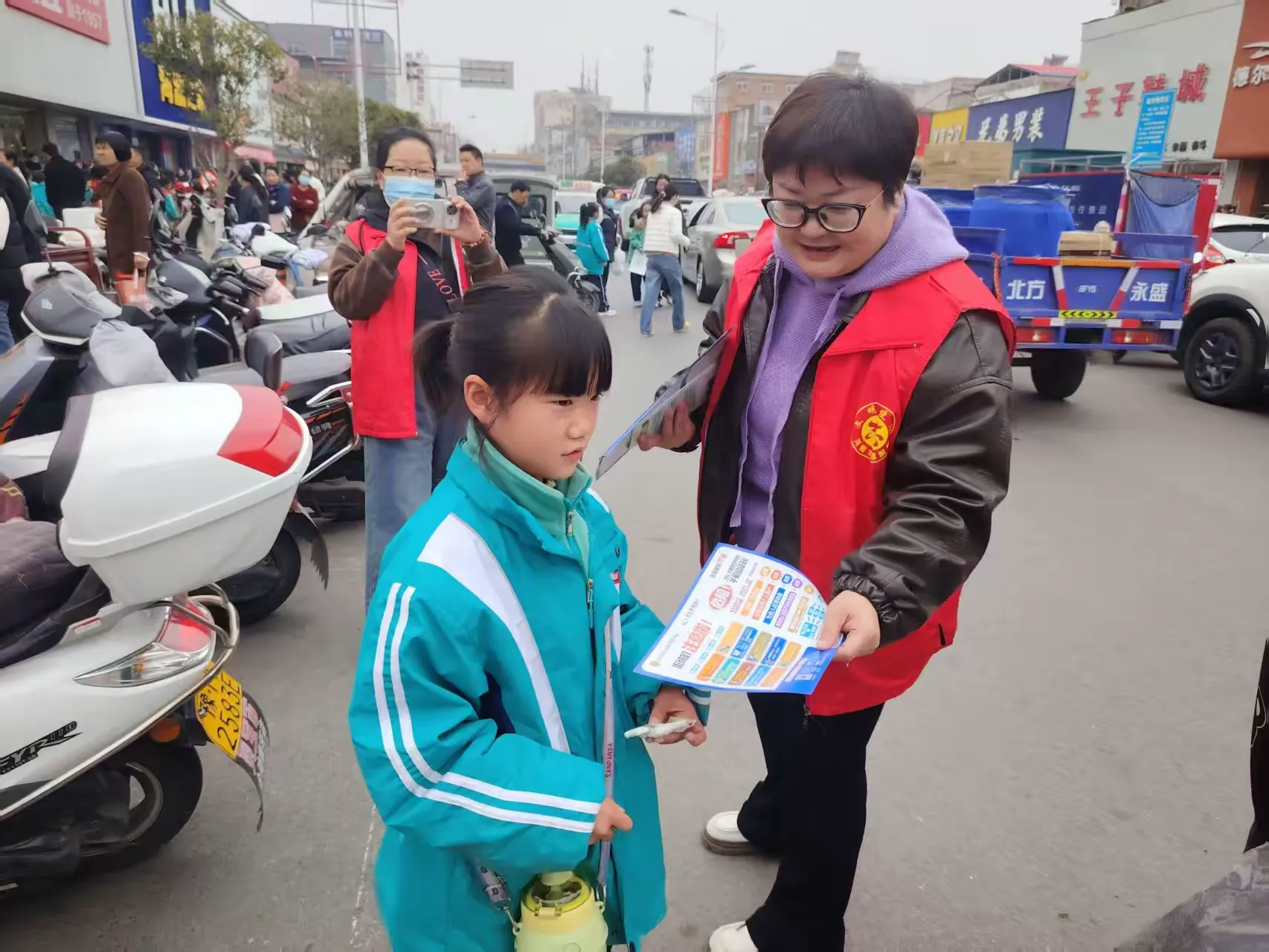 简篇-关爱未成年人 护航健康成长 ——涧西区康乐社区开展“护苗”宣传活动