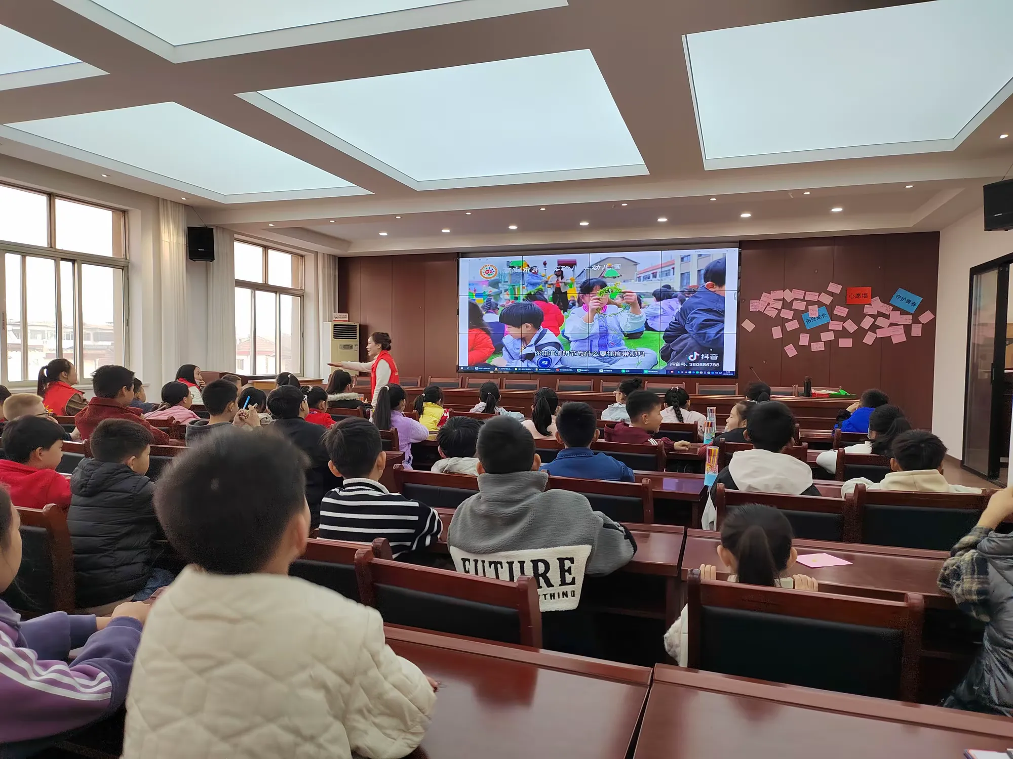 简篇-折柳寄思忆先贤 民俗传承润童心——涧西区西华社区开展清明活动