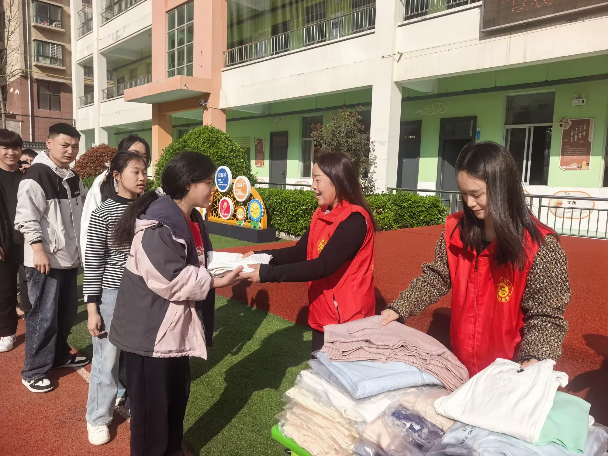 简篇-以衣传爱 守护无声梦想——涧西区:康乐社区开展爱心捐赠活动