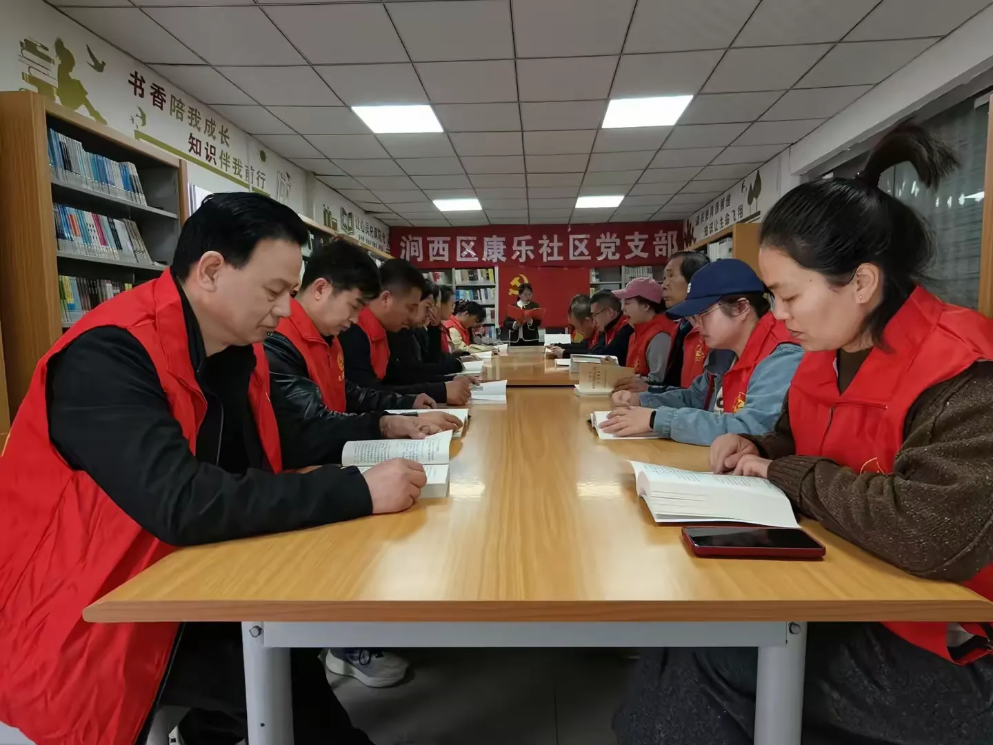 简篇-党旗下祭英烈 红心中承初心——涧西区康乐社区开展党旗下祭英烈主题活动