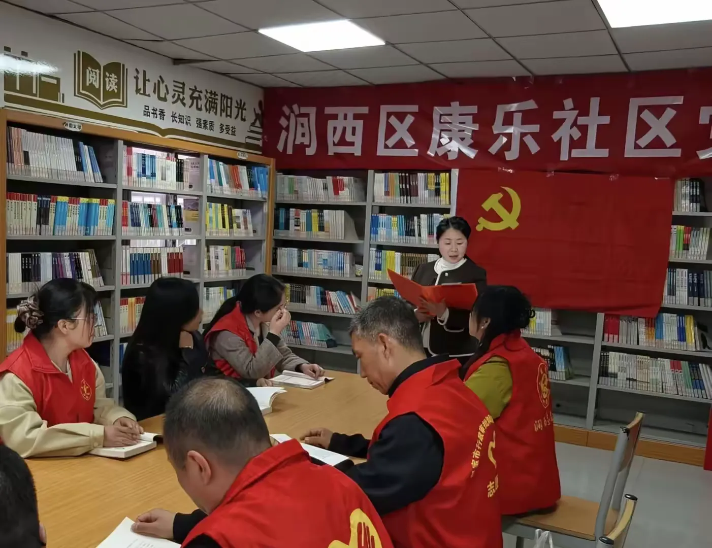 简篇-党旗下祭英烈 红心中承初心——涧西区康乐社区开展党旗下祭英烈主题活动