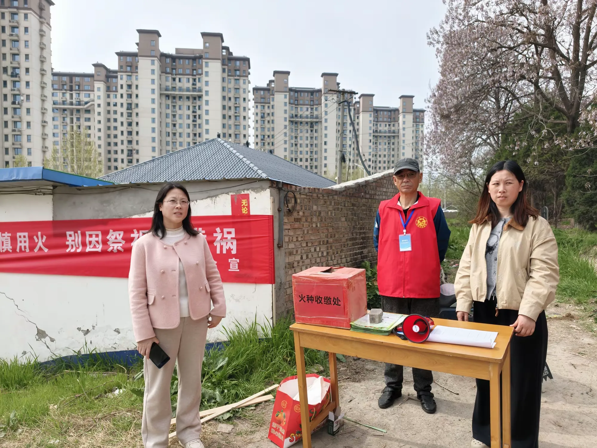 简篇-涧西区:清明祭扫筑防线 防火护绿树新风