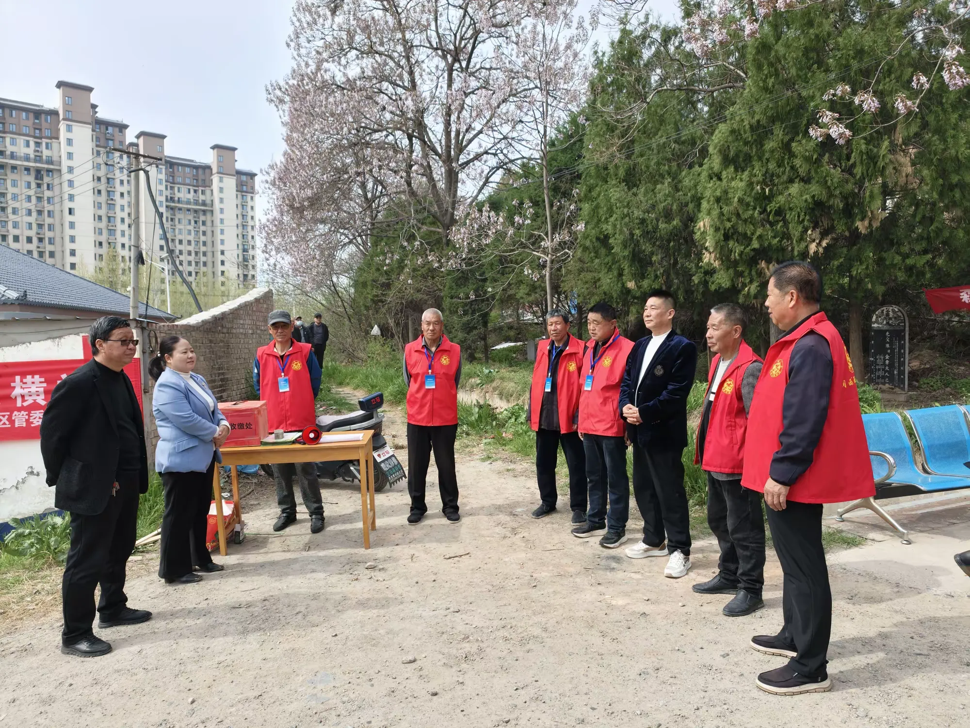 简篇-涧西区:清明祭扫筑防线 防火护绿树新风