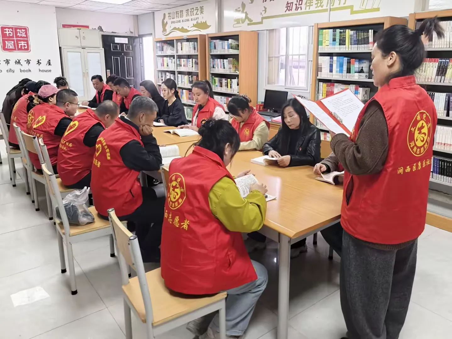 简篇-党旗下祭英烈 红心中承初心——涧西区康乐社区开展党旗下祭英烈主题活动