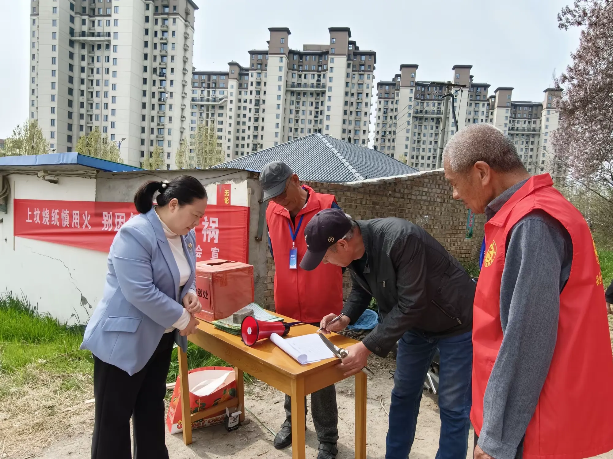 简篇-涧西区:清明祭扫筑防线 防火护绿树新风
