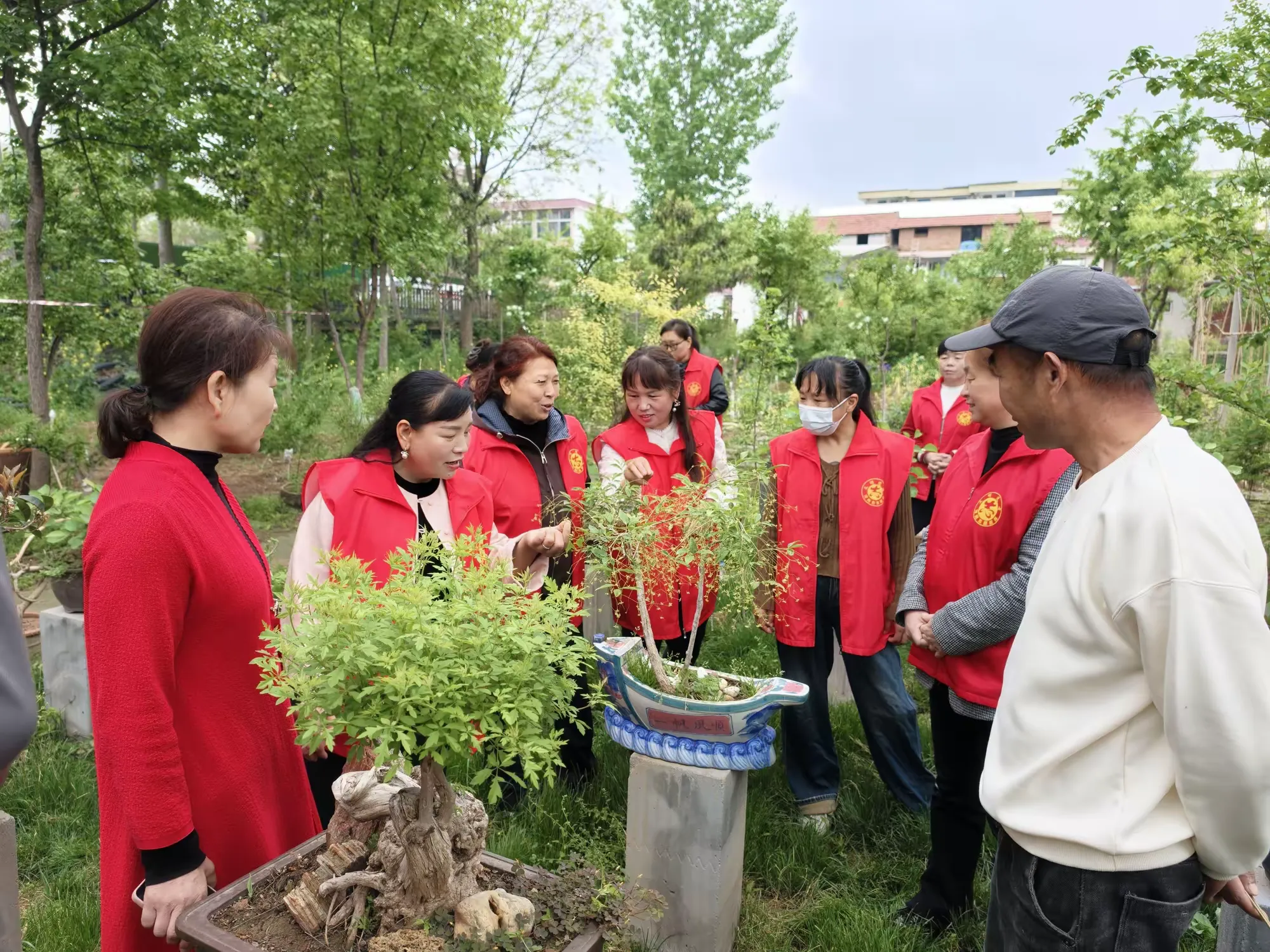 简篇-田间书香暖 邻里共阅读——涧西区西华社区开展读书活动