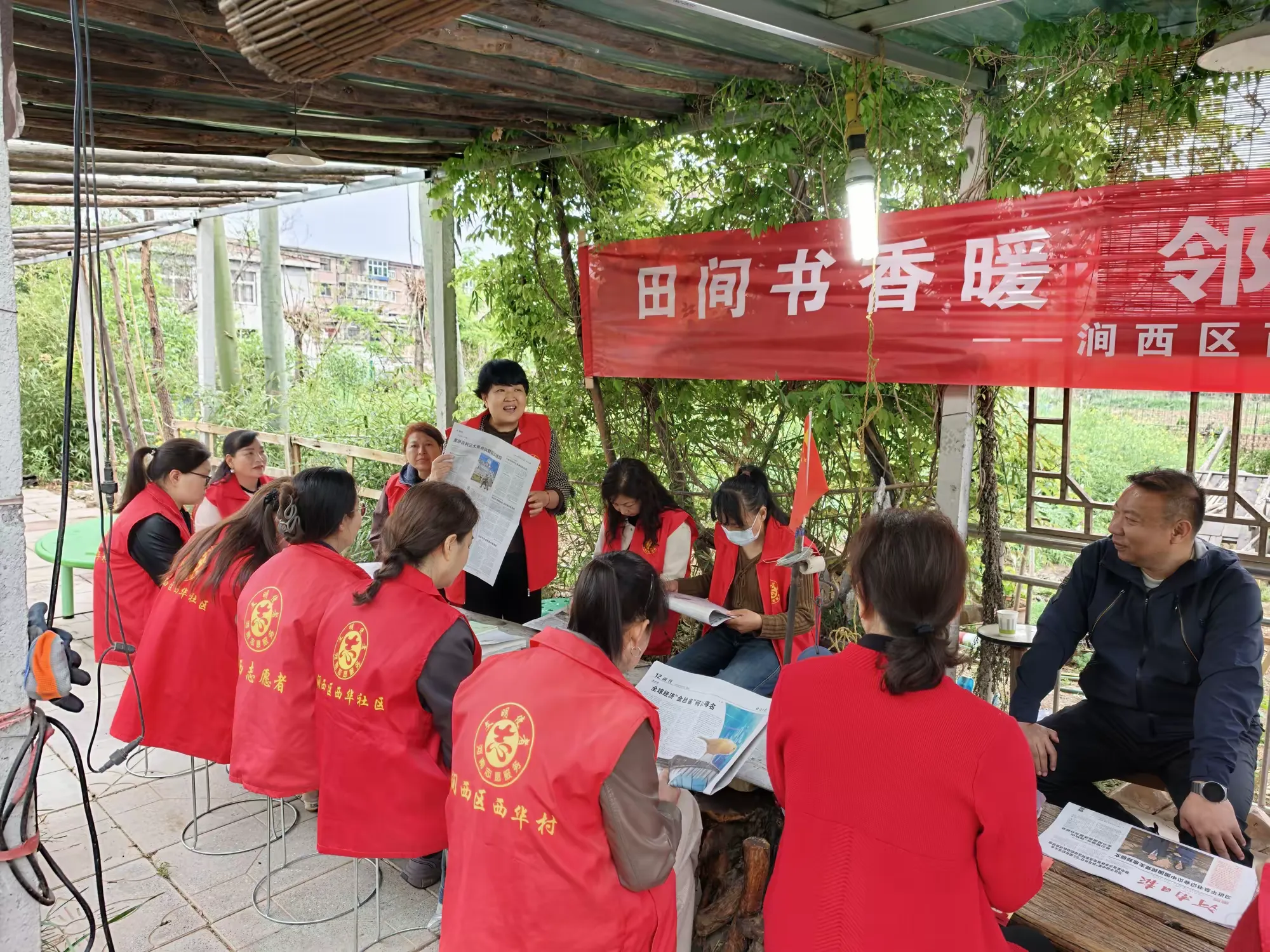 简篇-田间书香暖 邻里共阅读——涧西区西华社区开展读书活动