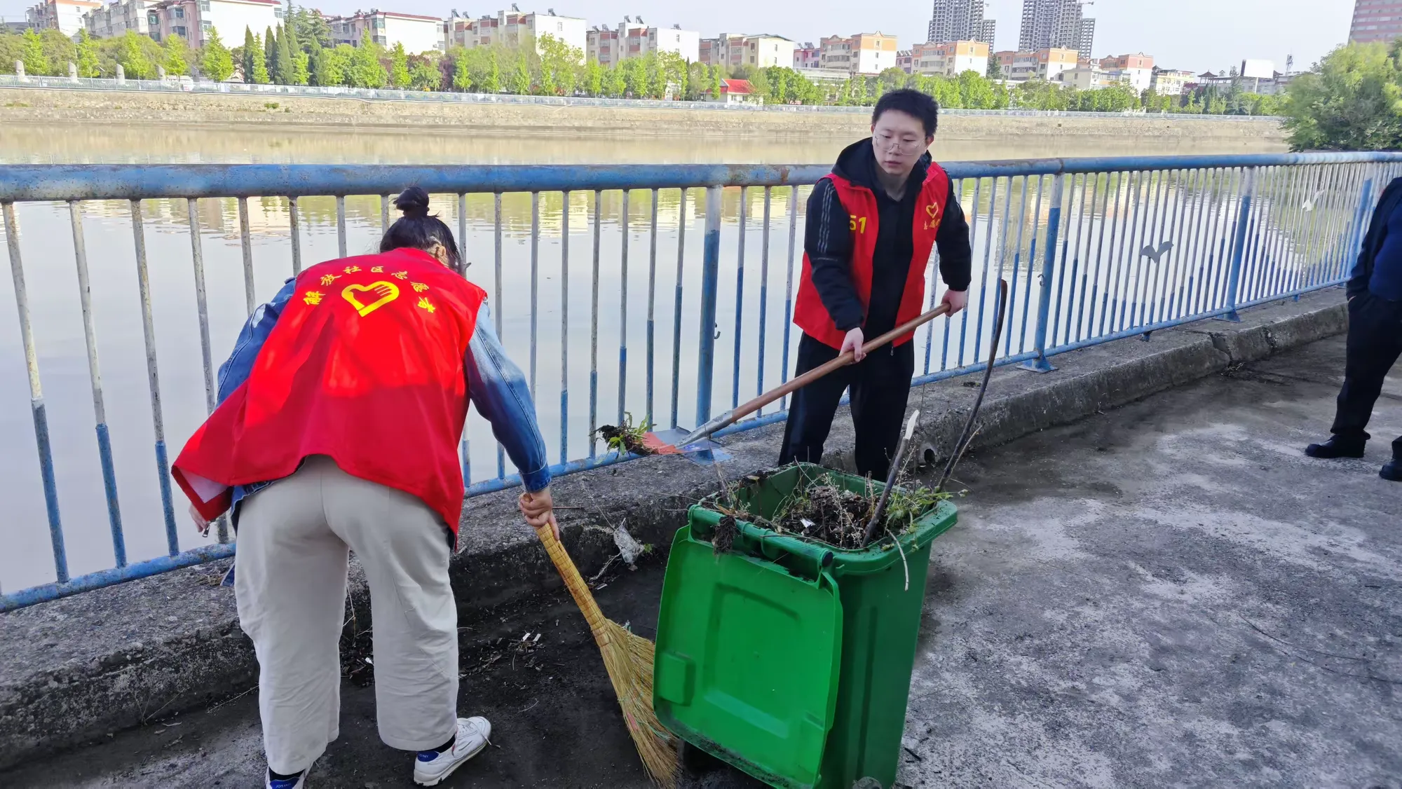 简篇-五一劳动展风采 清淤护河美家园——涧西区解放社区联合共建单位开展河道清理专项行动