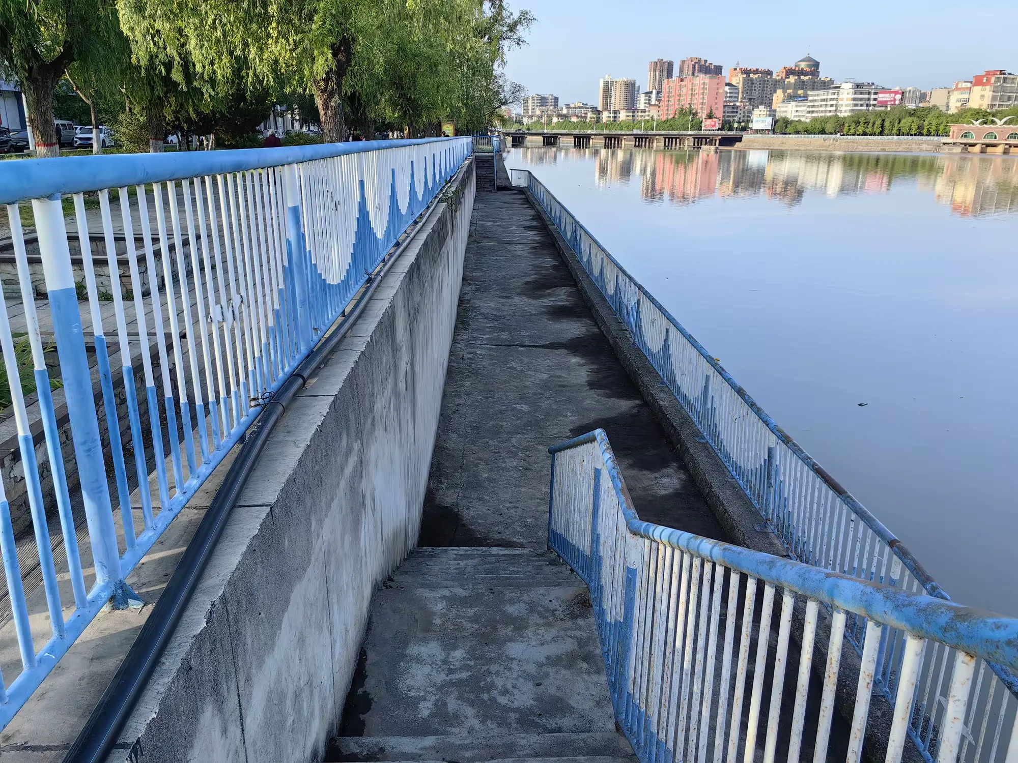 简篇-五一劳动展风采 清淤护河美家园——涧西区解放社区联合共建单位开展河道清理专项行动