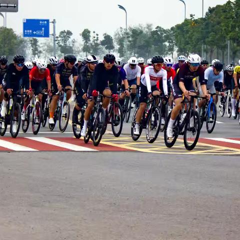 首届平顶山环白龟湖自行车赛场掠影